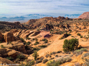 In the southern part of the middle section the trail enters a fantasy land of red rock sculptured sand stone